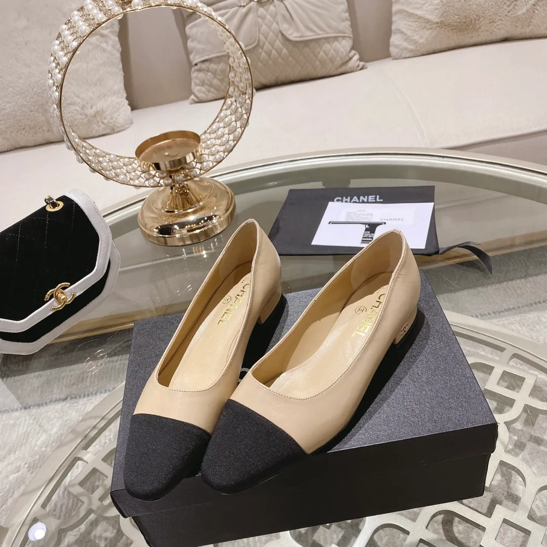 👟👟Ex-factory price 440👟👟 Chanel - Spring and summer classic color-blocked thick heel single shoes ⚠ Fashionable catwalk style ❤ Mixed splicing colors, empty toe style on the inside, 2.5cm thick heel with small logo embellishment, a fashionable interpretation! How to match the series to look good! Original customized wood-colored genuine leather outsole, imported sheepskin surface, goatskin lining for feet... 34-40 regular size (41.42.43 custom-made, non-returnable) 🎁Latest full set of packaging at the counter